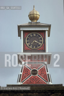 ( GRAN BRETAGNA  )  IRONBRIDGE  : ANTICA FABBRICA SUL FIUME SEVERN  © 1990 Graziano Arici/Rosebud2 / GEO / SHROPSHIRE /  ARCHEOLOGIA INDUSTRALE / OROLOGIO