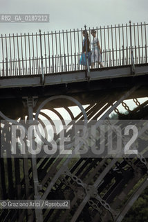 ( GRAN BRETAGNA  )  IRONBRIDGE  : IL PONTE IN FERRO PIU ANTICO DEL MONDO , SUL FIUME SEVERN  © 1990 Graziano Arici/Rosebud2 / GEO / SHROPSHIRE /  ARCHEOLOGIA INDUSTRALE