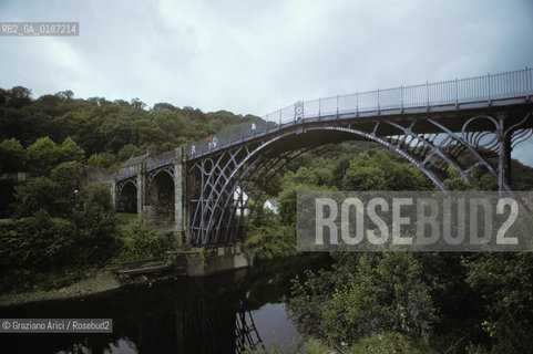 ( GRAN BRETAGNA  )  IRONBRIDGE  : IL PONTE IN FERRO PIU ANTICO DEL MONDO , SUL FIUME SEVERN  © 1990 Graziano Arici/Rosebud2 / GEO / SHROPSHIRE /  ARCHEOLOGIA INDUSTRALE