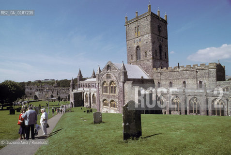 ( GRAN BRETAGNA  )  ST.DAVIDS  : LA CATTEDRALE  © 1990 Graziano Arici/Rosebud2 / GEO / GALLES