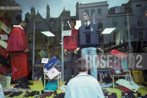 ( GRAN BRETAGNA  )  OXFORD  : UN NEGOZIO PER STUDENTI    © 1990 Graziano Arici/Rosebud2 / GEO / UNIVERSITA