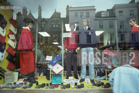 ( GRAN BRETAGNA  )  OXFORD  :  UN NEGOZIO SPECIALIZZATO PER STUDENTI    © 1990 Graziano Arici/Rosebud2 / GEO / UNIVERSITA