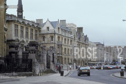 ( GRAN BRETAGNA  )  OXFORD  :  UNA VIA DEL CENTRO    © 1990 Graziano Arici/Rosebud2 / GEO / UNIVERSITA