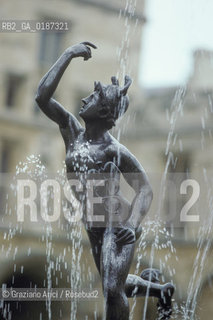 ( GRAN BRETAGNA  )  OXFORD  : IL PERSEO NEL CORTILE DEL CHRIST CHURCH COLLEGE    © 1990 Graziano Arici/Rosebud2 / GEO / UNIVERSITA FONTANA
