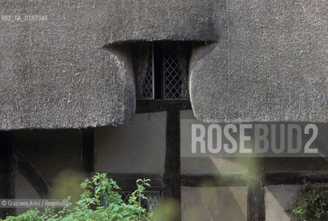 ( GRAN BRETAGNA  )  STRATFORD-UPON-AVON  :  COTTAGE DI ANNE HATAWAY MOGLIE DI SHAKESPEARE     © 1990 Graziano Arici/Rosebud2 / GEO / WARWICKSHIRE / SHAKESPEARE / PAGLIA FINESTRA