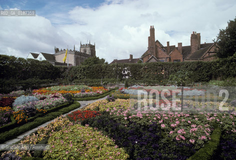( GRAN BRETAGNA  )  STRATFORD-UPON-AVON  : GIARDINO DOVE CERA LA CASA ( NEW PLACE ) DOVE MORI   WILLIAM SHAKESPEARE     © 1990 Graziano Arici/Rosebud2 / GEO / WARWICKSHIRE / SHAKESPEARE