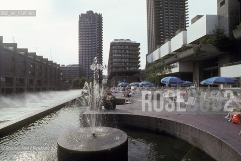 ( GRAN BRETAGNA  )  LONDRA  : IL QUARTIERE  BARBIGAN CENTER   © 1990 Graziano Arici/Rosebud2 / GEO