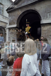 ( GRAN BRETAGNA  )  LONDRA  :  CASERMA DELLA GUARDIA A CAVALLO   © 1990 Graziano Arici/Rosebud2 / GEO / SOLDATO