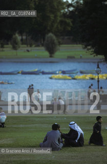 ( GRAN BRETAGNA  )  LONDRA  :  IL LAGHETTO AD HIDE PARK           © 1990 Graziano Arici/Rosebud2 / GEO PARCO