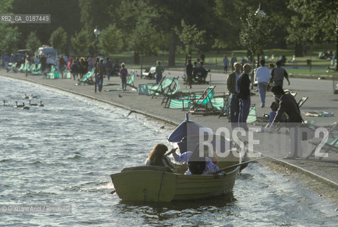 ( GRAN BRETAGNA  )  LONDRA  :  IL LAGHETTO AD HIDE PARK           © 1990 Graziano Arici/Rosebud2 / GEO PARCO