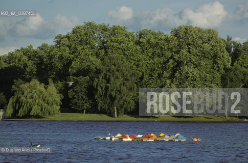( GRAN BRETAGNA  )  LONDRA  :  IL LAGHETTO AD HIDE PARK           © 1990 Graziano Arici/Rosebud2 / GEO PARCO