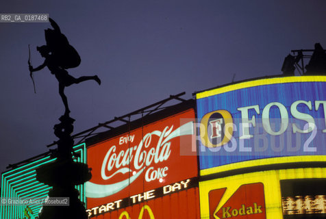 ( GRAN BRETAGNA  )  LONDRA  : LA PIAZZA PICCADILLY CIRCUS  © 1990 Graziano Arici/Rosebud2 / GEO LA STATUETTA DI EROS