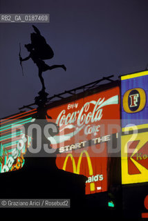 ( GRAN BRETAGNA  )  LONDRA  : LA PIAZZA PICCADILLY CIRCUS  © 1990 Graziano Arici/Rosebud2 / GEO LA STATUETTA DI EROS