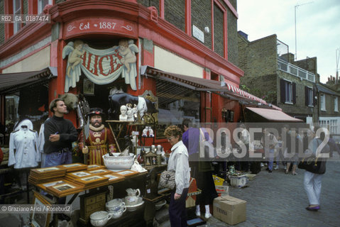 ( GRAN BRETAGNA  )  LONDRA  : PORTOBELLO ROAD IL MERCATO DELLE PULCI  © 1990 Graziano Arici/Rosebud2 / GEO