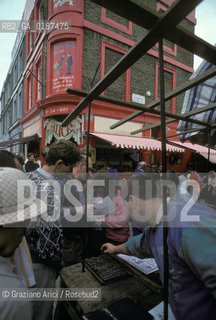 ( GRAN BRETAGNA  )  LONDRA  : PORTOBELLO ROAD IL MERCATO DELLE PULCI  © 1990 Graziano Arici/Rosebud2 / GEO