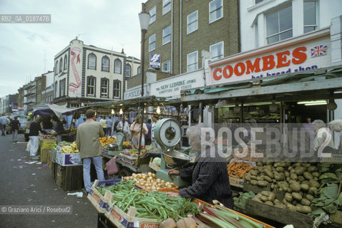 ( GRAN BRETAGNA  )  LONDRA  : PORTOBELLO ROAD IL MERCATO DELLE PULCI  © 1990 Graziano Arici/Rosebud2 / GEO