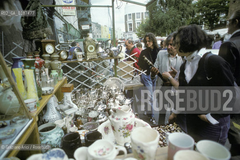 ( GRAN BRETAGNA  )  LONDRA  : PORTOBELLO ROAD IL MERCATO DELLE PULCI  © 1990 Graziano Arici/Rosebud2 / GEO