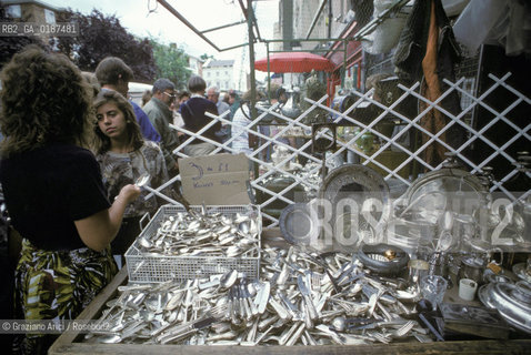 ( GRAN BRETAGNA  )  LONDRA  : PORTOBELLO ROAD IL MERCATO DELLE PULCI  © 1990 Graziano Arici/Rosebud2 / GEO