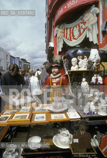 ( GRAN BRETAGNA  )  LONDRA  : PORTOBELLO ROAD IL MERCATO DELLE PULCI  © 1990 Graziano Arici/Rosebud2 / GEO