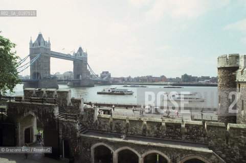 ( GRAN BRETAGNA  )  LONDRA  : LA TORRE DI LONDRA E IL TOWER BRIDGE  © 1990 Graziano Arici/Rosebud2 / GEO
