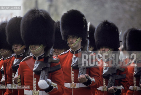 ( GRAN BRETAGNA  )  LONDRA  : LA TORRE DI LONDRA  © 1990 Graziano Arici/Rosebud2 / GEO SOLDATI DELLA GUARDIA