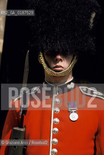 ( GRAN BRETAGNA  )  LONDRA  : LA TORRE DI LONDRA  © 1990 Graziano Arici/Rosebud2 / GEO SOLDATO DELLA GUARDIA
