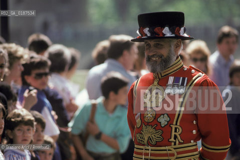 ( GRAN BRETAGNA  )  LONDRA  : GUARDIANI DELLA TORRE DI LONDRA  YEOMAN WARDERS ( BEEFEATERS ) © 1990 Graziano Arici/Rosebud2 / GEO .