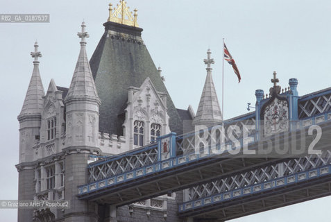 ( GRAN BRETAGNA  )  LONDRA  : IL PONTE TOWER BRIDGE  © 1990 Graziano Arici/Rosebud2 / GEO