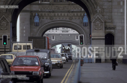 ( GRAN BRETAGNA  )  LONDRA  : IL PONTE TOWER BRIDGE  © 1990 Graziano Arici/Rosebud2 / GEO