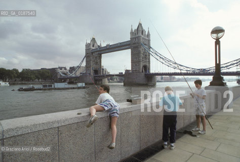 ( GRAN BRETAGNA  )  LONDRA  : IL PONTE TOWER BRIDGE  © 1990 Graziano Arici/Rosebud2 / GEO