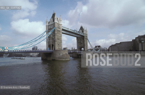 ( GRAN BRETAGNA  )  LONDRA  : IL PONTE TOWER BRIDGE  © 1990 Graziano Arici/Rosebud2 / GEO