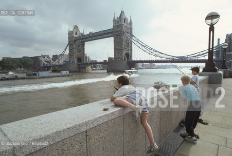 ( GRAN BRETAGNA  )  LONDRA  : IL PONTE TOWER BRIDGE  © 1990 Graziano Arici/Rosebud2 / GEO