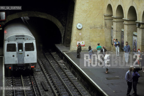 ( GRAN BRETAGNA  )  LONDRA  : METROPOLITANA UNDERGROUND  © 1990 Graziano Arici/Rosebud2 / GEO