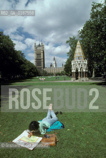 ( GRAN BRETAGNA  )  LONDRA  :  VICTORIA TOWER GARDENS  © 1990 Graziano Arici/Rosebud2 / GEO GIARDINO