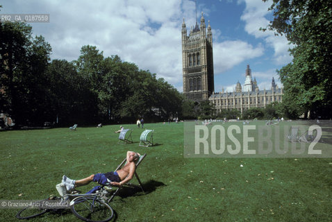 ( GRAN BRETAGNA  )  LONDRA  :  VICTORIA TOWER GARDENS  © 1990 Graziano Arici/Rosebud2 / GEO GIARDINO BICICLETTA