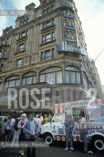 ( GRAN BRETAGNA  )  LONDRA  :  I  GRANDI MAGAZZINI HARRODS  © 1990 Graziano Arici/Rosebud2 / GEO