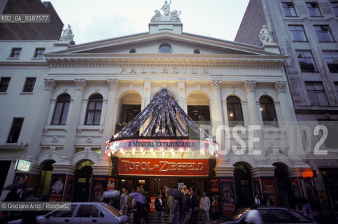 ( GRAN BRETAGNA  )  LONDRA  : IL TEATRO PALLADIUM  © 1990 Graziano Arici/Rosebud2 / GEO