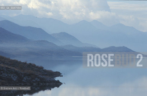 ( ALBANIA  ) SCUTARI : IL LAGO E LE MONTAGNE DEL MONTENEGRO  © 2002 Graziano Arici/Rosebud2 / GEO