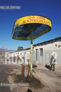 ( ALBANIA  ) SCUTARI : DISTRIBUTORE  © 2002 Graziano Arici/Rosebud2 / GEO
