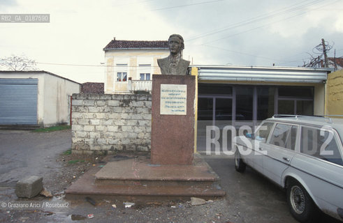 ( ALBANIA  ) SCUTARI : BUSTO PER UN EROE DELLA RIVOLUZIONE  © 2002 Graziano Arici/Rosebud2 / GEO