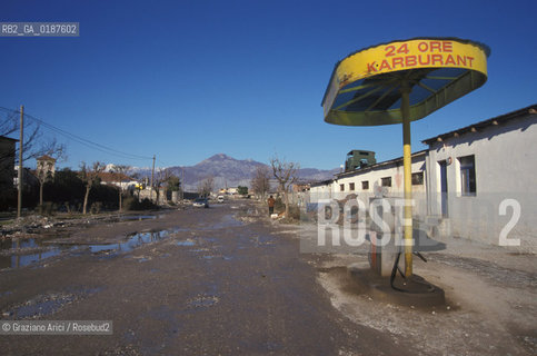 ( ALBANIA  ) SCUTARI : STRADA E DISTRIBUTORE   © 2002 Graziano Arici/Rosebud2 / GEO