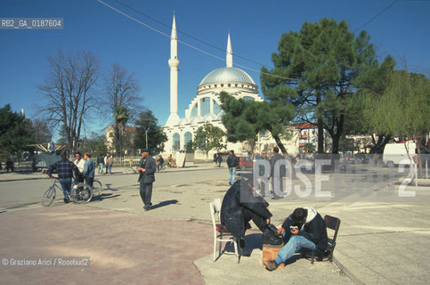 ( ALBANIA  ) SCUTARI : LA PIAZZA E LA MOSCHEA  © 2002 Graziano Arici/Rosebud2 / GEO LUSTRASCARPE