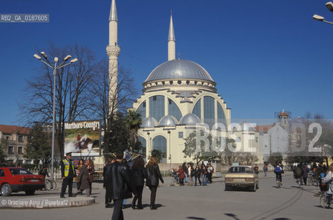 ( ALBANIA  ) SCUTARI : LA PIAZZA E LA MOSCHEA  © 2002 Graziano Arici/Rosebud2 / GEO