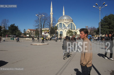( ALBANIA  ) SCUTARI : LA PIAZZA E LA MOSCHEA  © 2002 Graziano Arici/Rosebud2 / GEO
