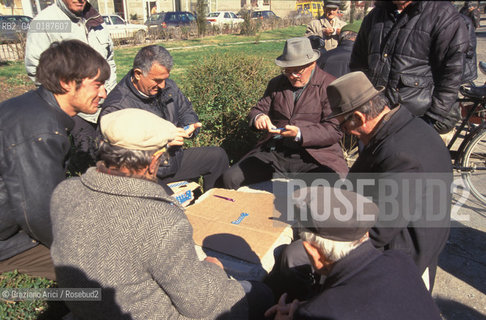 ( ALBANIA  ) SCUTARI : GIOCO DI DOMINO NEL PARCO  © 2002 Graziano Arici/Rosebud2 / GEO