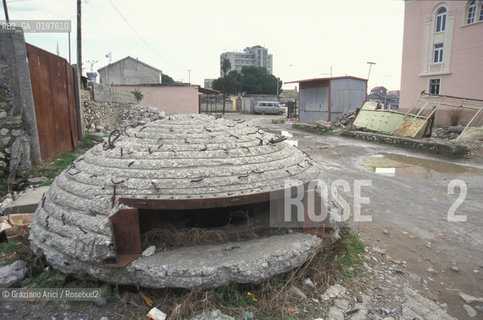 ( ALBANIA  ) SCUTARI : BUNKER IN UNA VIA DEL CENTRO  © 2002 Graziano Arici/Rosebud2 / GEO
