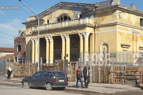 ( ALBANIA  ) SCUTARI : UN CINEMA ABBANDONATO  © 2002 Graziano Arici/Rosebud2 / GEO