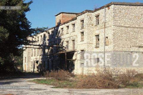 ( ALBANIA  ) SCUTARI : UNA FABBRICA ABBANDONATA  © 2002 Graziano Arici/Rosebud2 / GEO