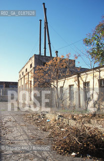 ( ALBANIA  ) SCUTARI : UNA FABBRICA ABBANDONATA  © 2002 Graziano Arici/Rosebud2 / GEO