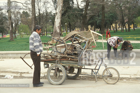 ( ALBANIA  ) TIRANA : UNA STRADA  © 2002 Graziano Arici/Rosebud2 / GEO